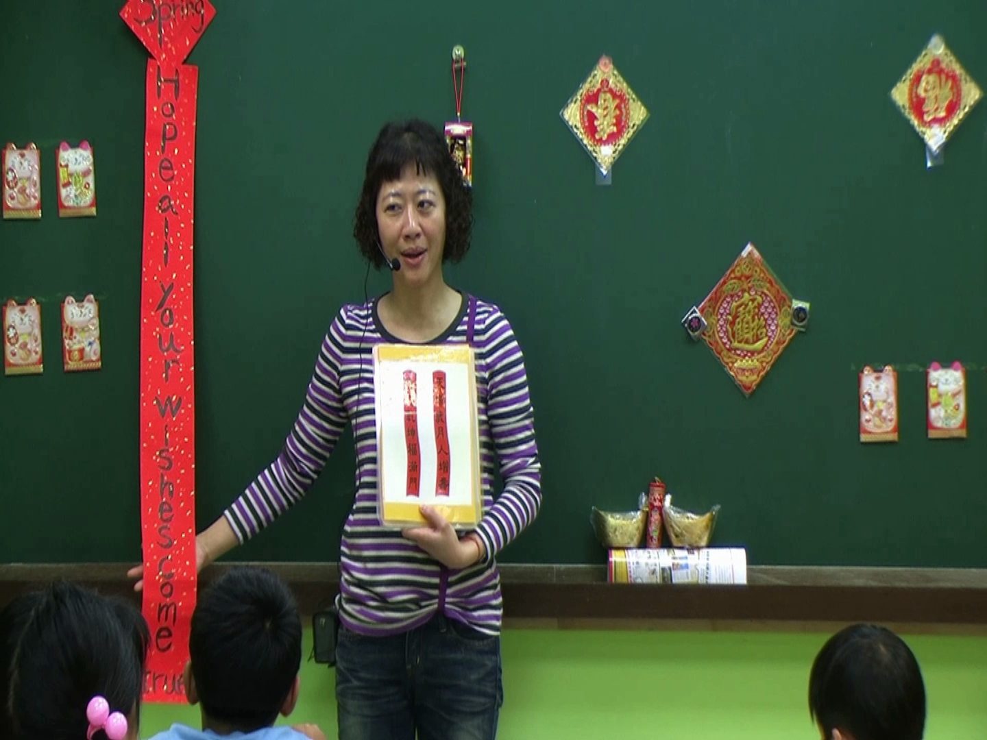 書法課老師示範用筆