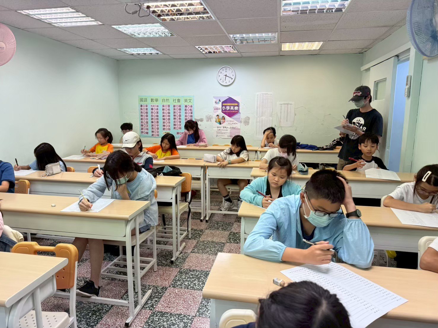 學生在教室內進行英數大挑戰答題