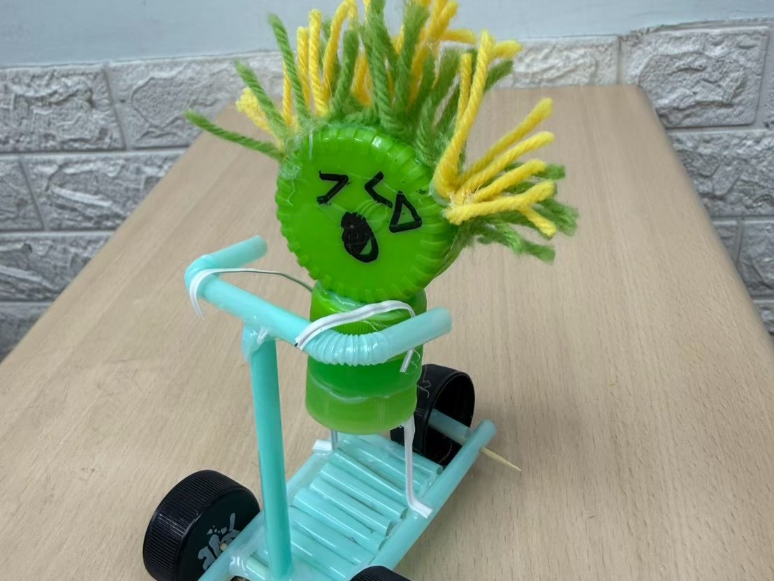 用回收瓶蓋與吸管做成的小車