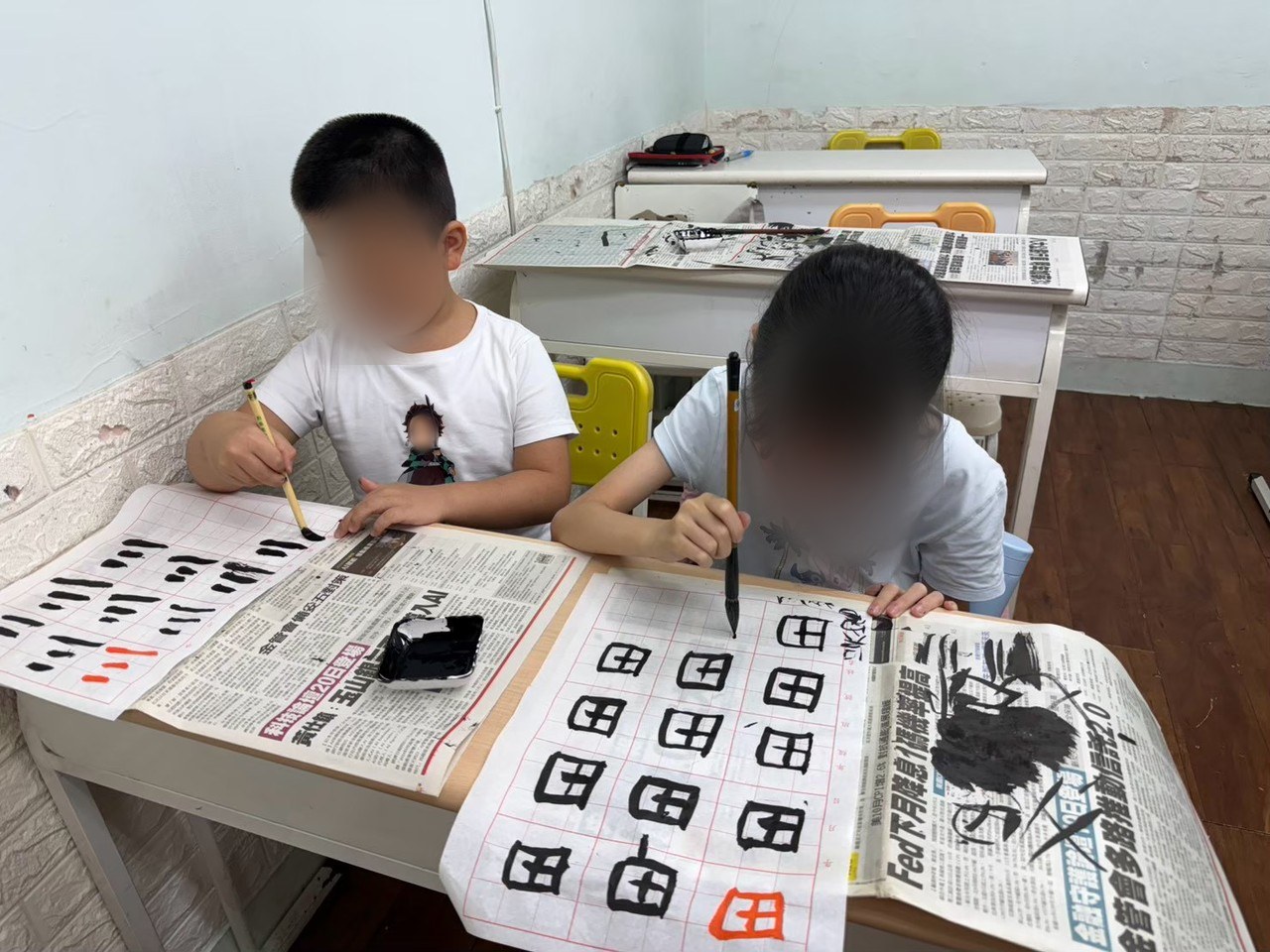 兩位學生在書法課上練習寫字